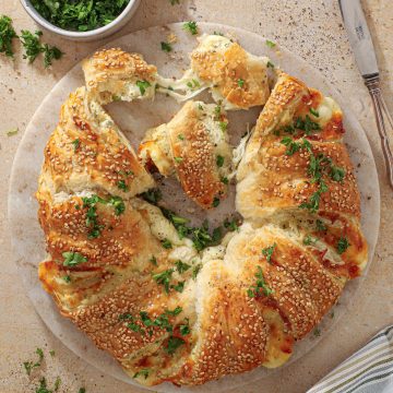 Butterdejskrans med hvidløg og mozzarella – Nemt madbrød