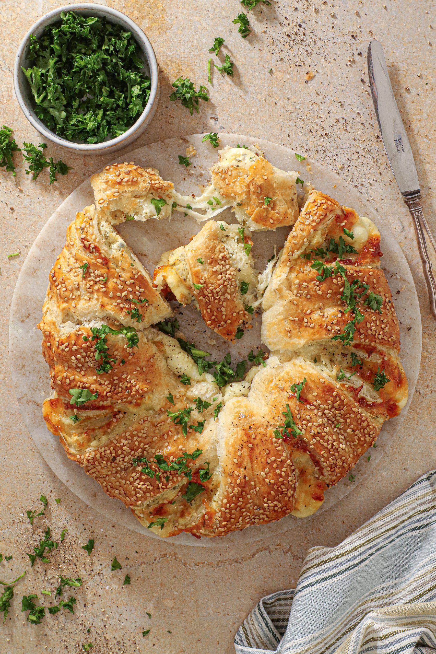 Butterdejskrans med hvidløg og mozzarella – Nemt madbrød