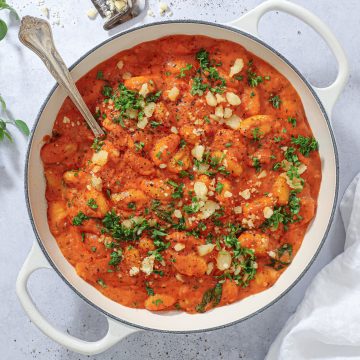 Gnocchi i cremet og krydret tomatsauce - Hurtig og nem opskrift