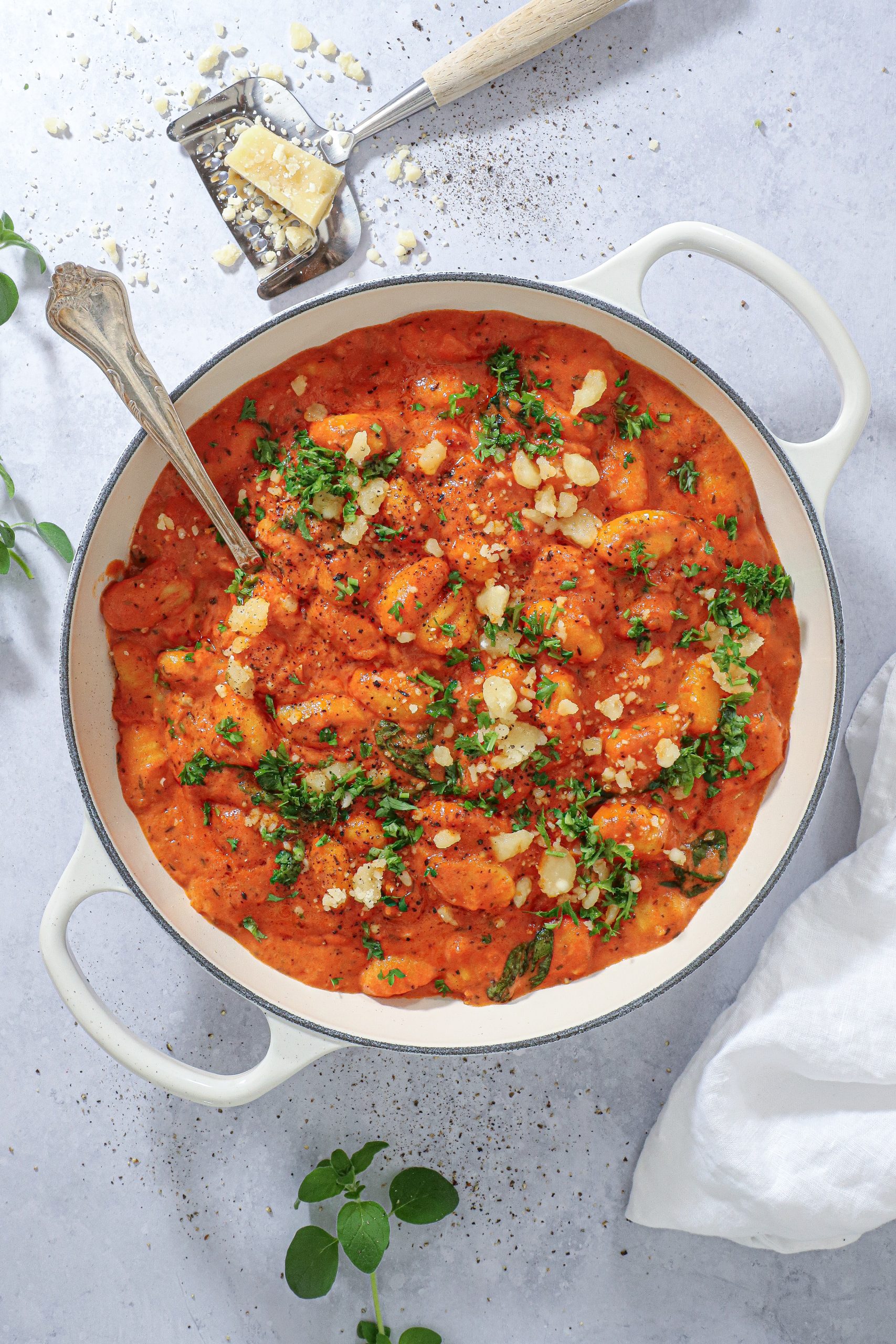 Gnocchi i cremet og krydret tomatsauce - Hurtig og nem opskrift