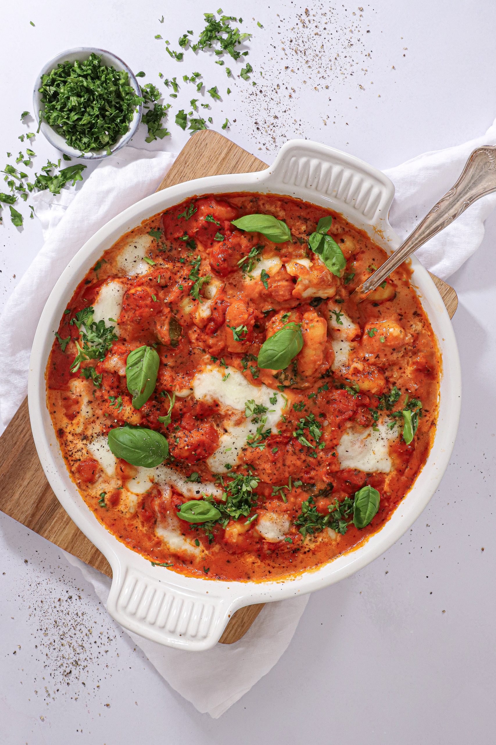 Bagt gnocchi med krydret tomatsauce og mozzarella – Nem og lækker