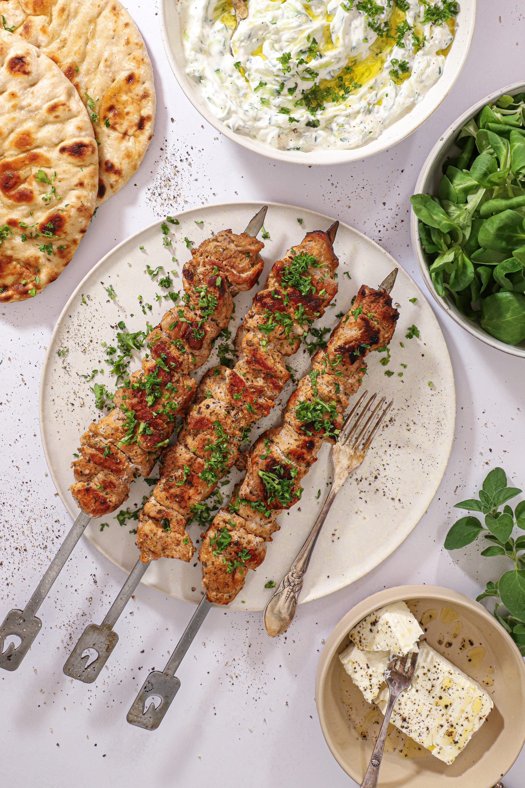 Græsk Gyros med Fladbrød og Tzatziki - En Rejse til Middelhavet