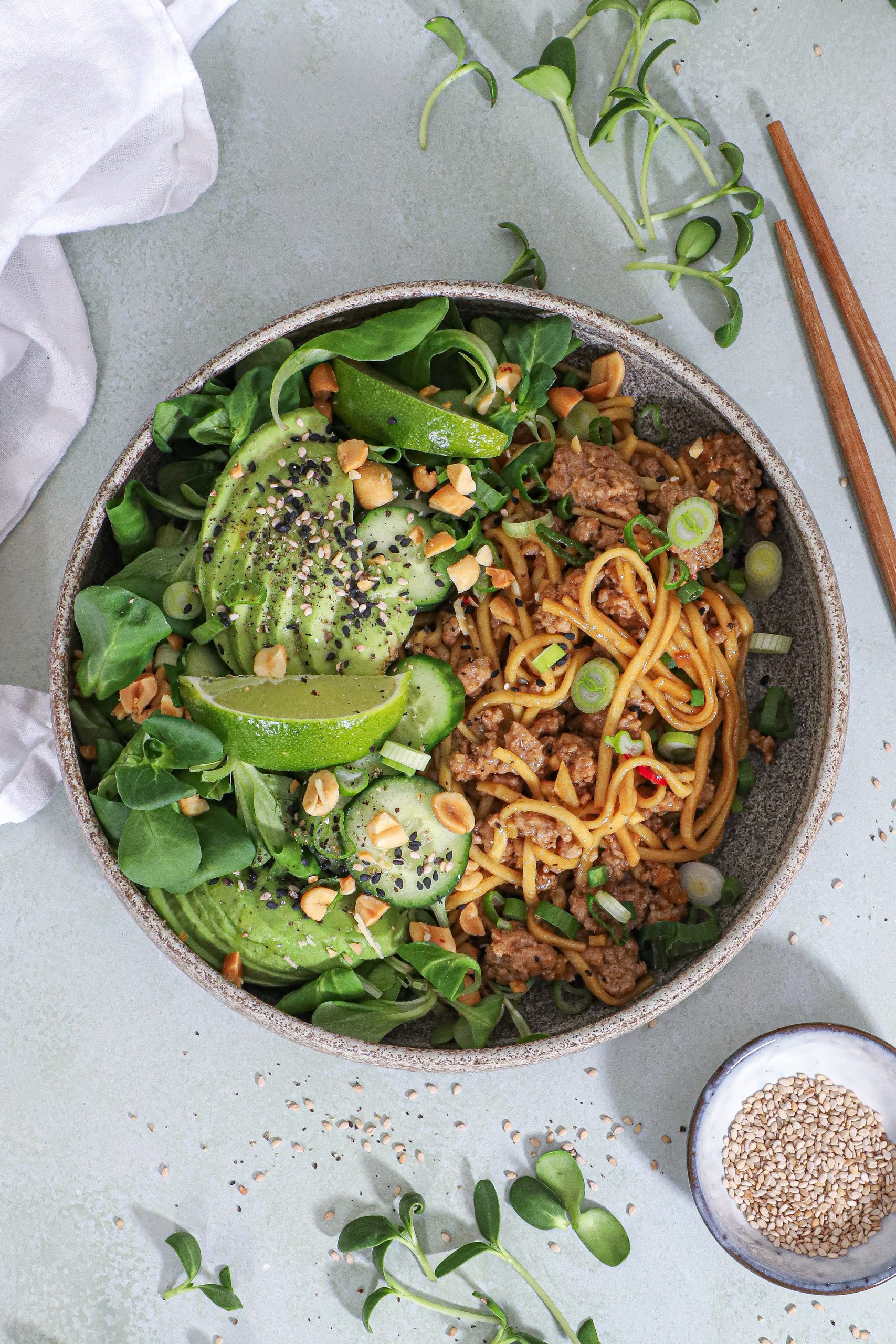 Kold nudelsalat med hakket svinekød - Nem asiatisk salat