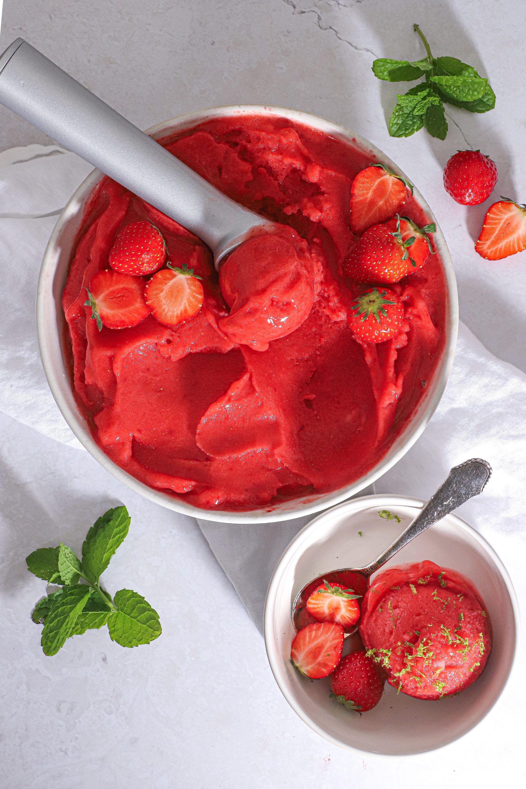 Sund jordbærsorbet med kun 3 ingredienser – Sommerens store hit