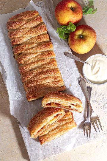 Butterdejsstang med æble og kanel - Nem dessert med butterdej og æble