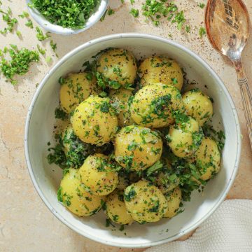 Nye Kogte Kartofler med Persillesmør - Perfekt Sommermad