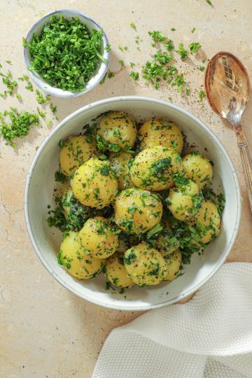 Nye Kogte Kartofler med Persillesmør - Perfekt Sommermad