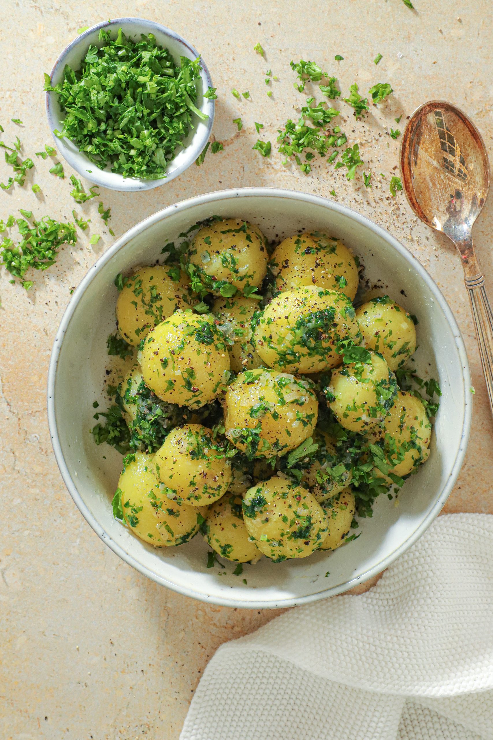 Nye Kogte Kartofler med Persillesmør - Perfekt Sommermad