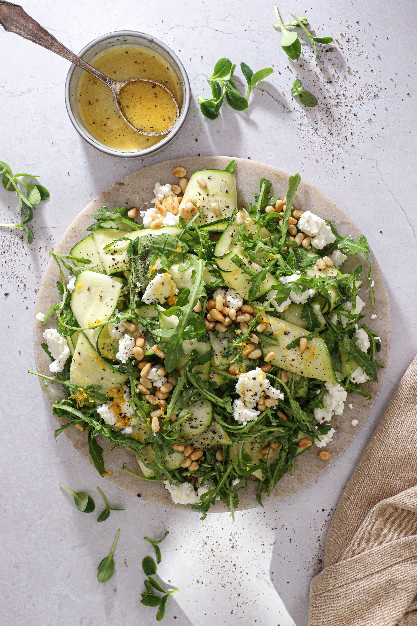 Squashsalat med feta og citronvinaigrette