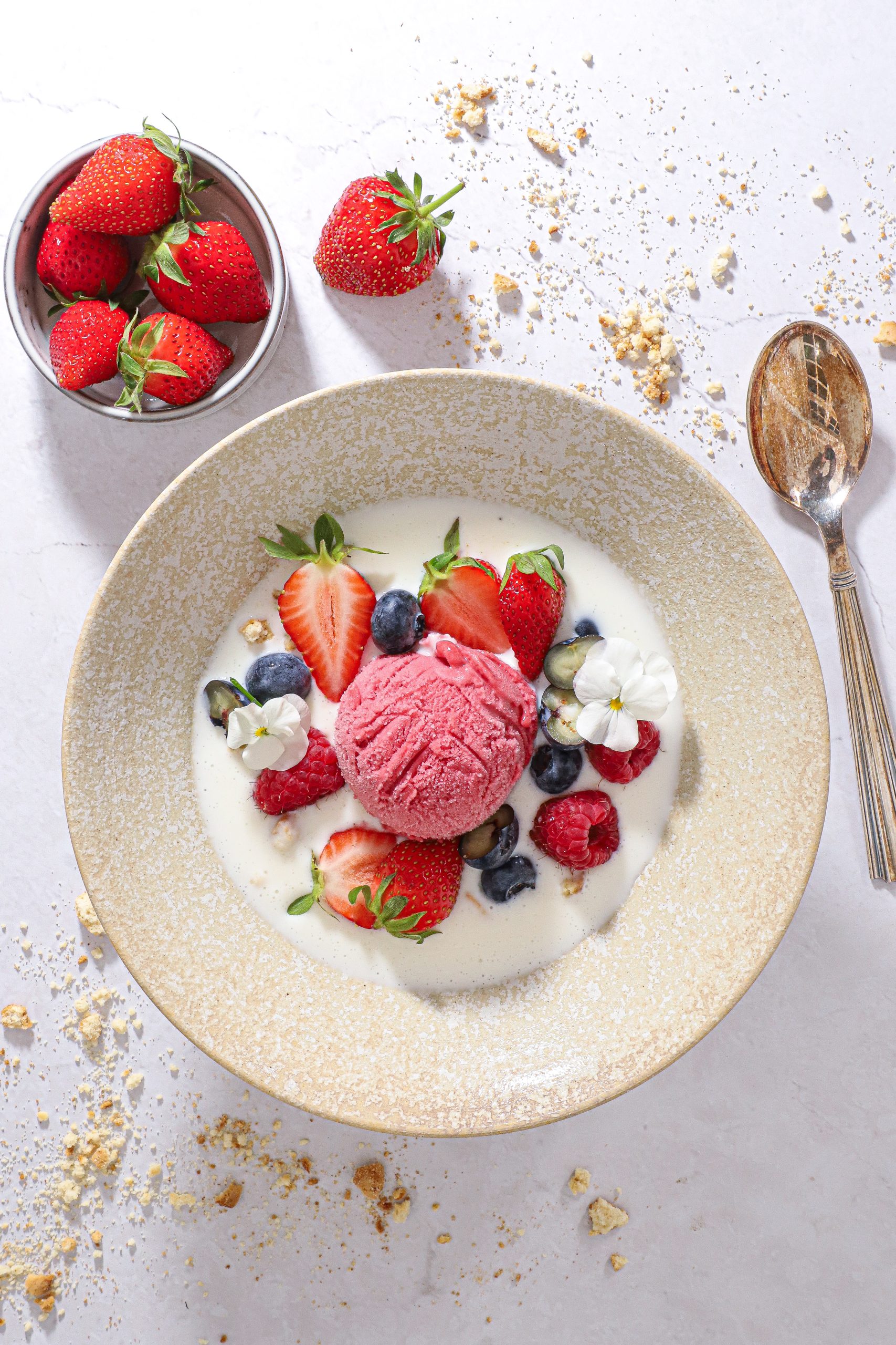 Sommerdessert med koldskål, hindbærsorbet og friske bær