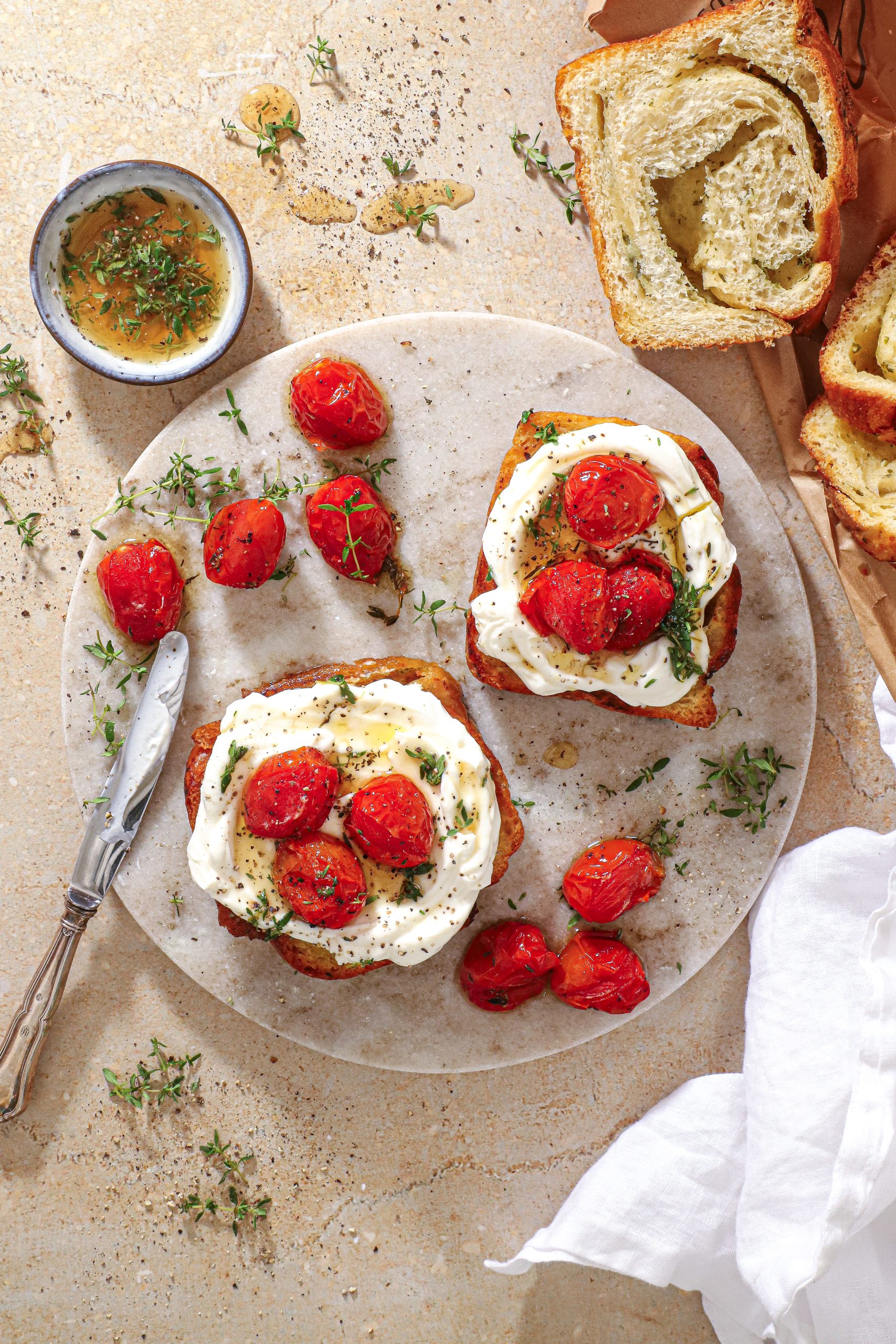 Whipped Ricotta Toast med Bagte Tomater og Citrushonning