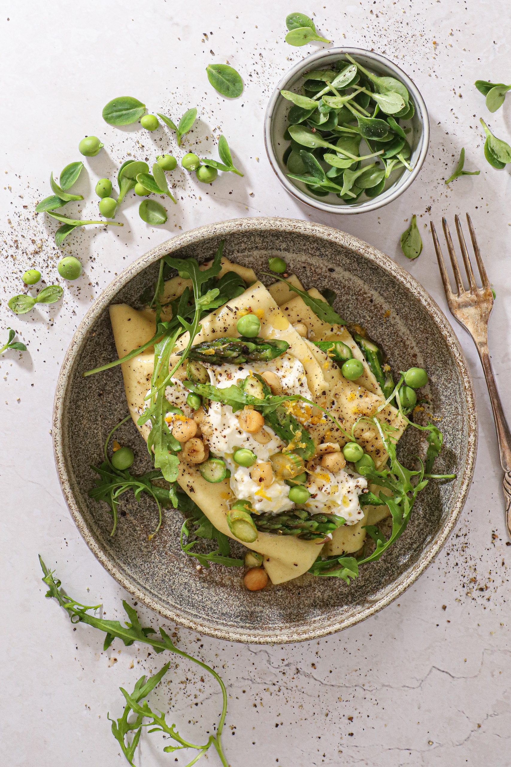 Åben lasagne med burrata, asparges og ærter - Nem opskrift
