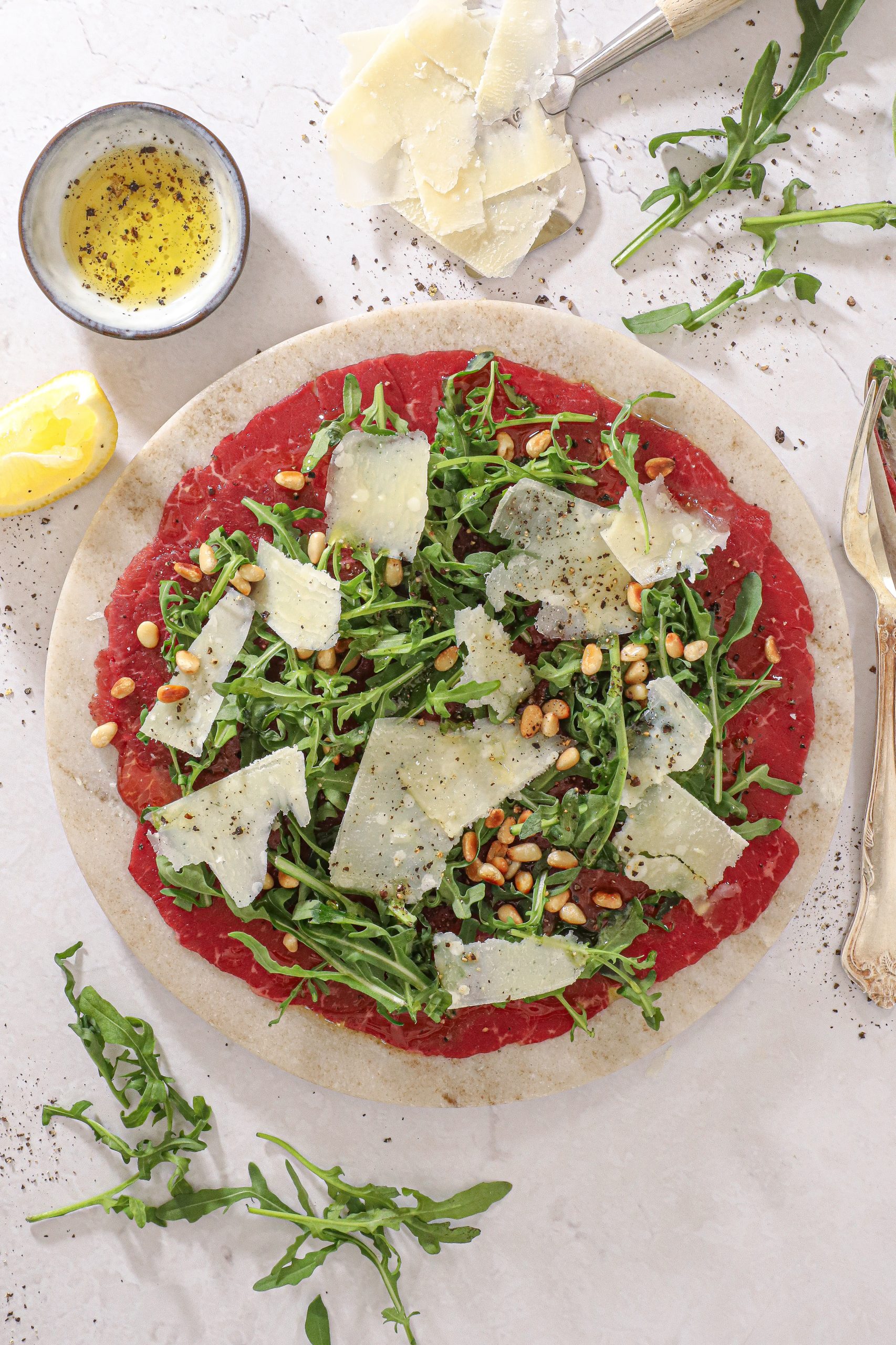 Klassisk Carpaccio med Parmesan og Rucola – Opskrift