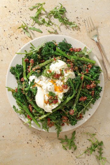 Broccolinisalat med soltørrede tomater og burrata - Salat med aspargesbroccoli