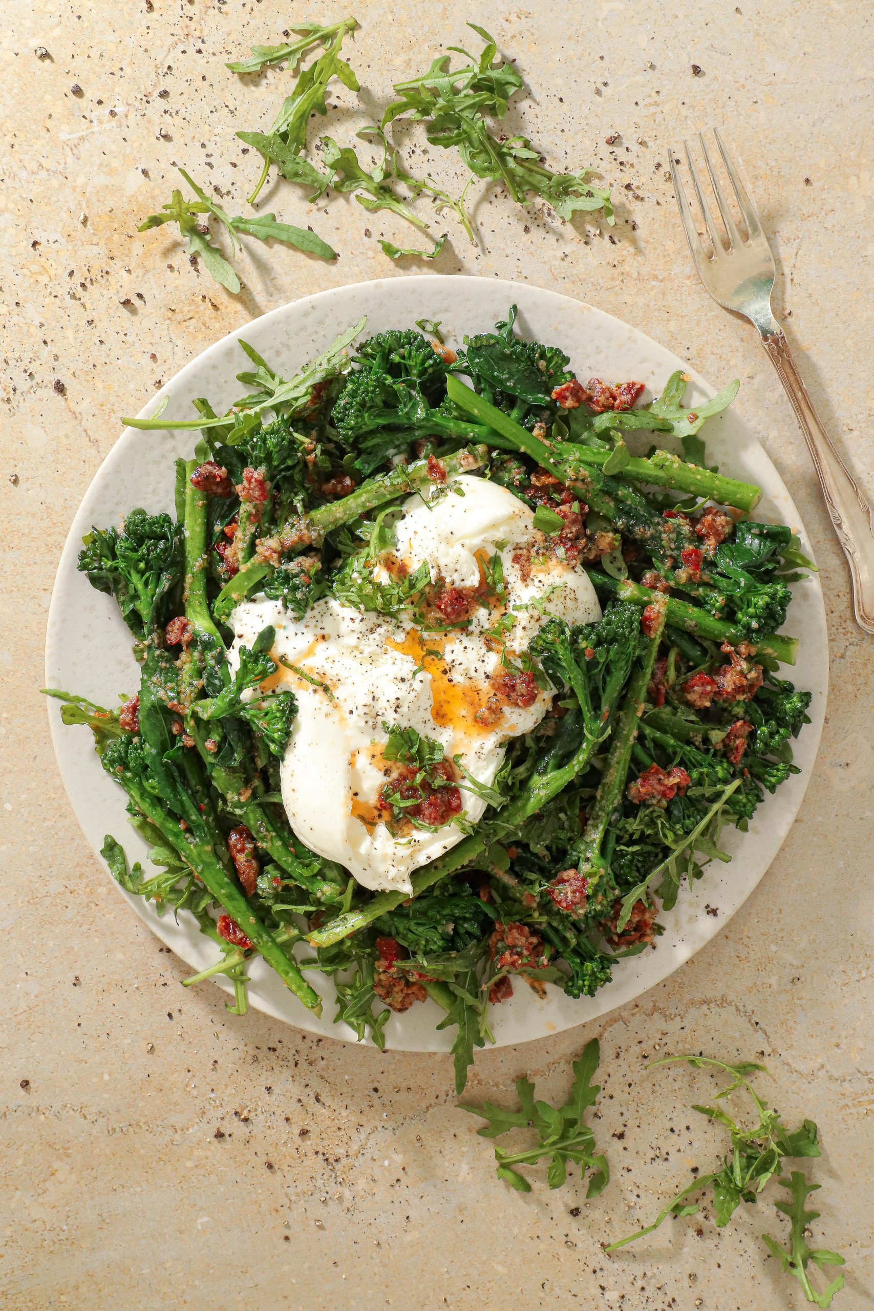 Broccolinisalat med soltørrede tomater og burrata - Salat med aspargesbroccoli