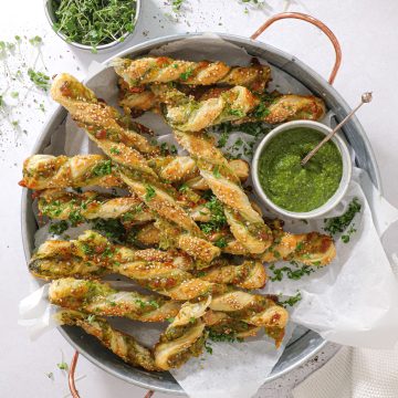 Butterdejsstænger med pesto og mozzarella - Snoede brødstænger