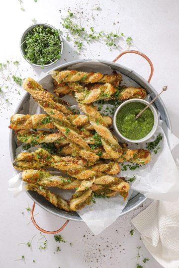 Butterdejsstænger med pesto og mozzarella - Snoede brødstænger
