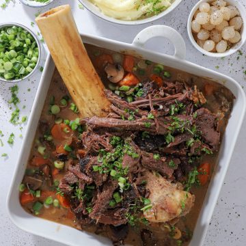 Ølbraiseret Beef Hammer - Mør og Smagfuld Opskrift med Øl