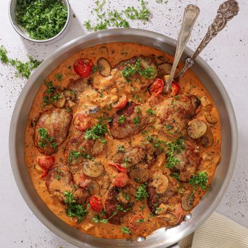Mørbradbøffer med aubergine, tomat og fløde - Nem opskrift