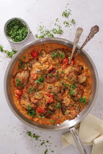 Mørbradbøffer med aubergine, tomat og fløde - Nem opskrift