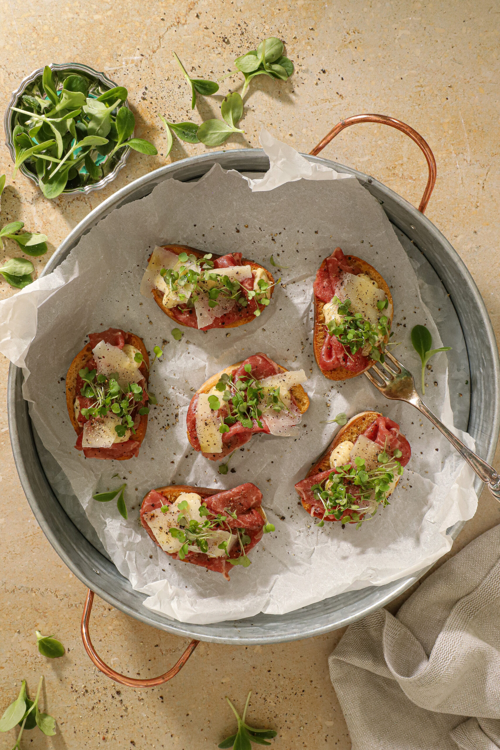 Crostini med Carpaccio og Parmesan Mayo - Perfekt Appetizer