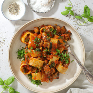 Pasta alla Norma - Opskrift på Siciliansk pastaret med aubergine