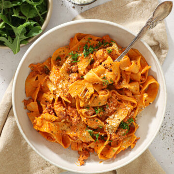 Cremet pasta med salsiccia, fløde og tomat - Klar på 20 minutter