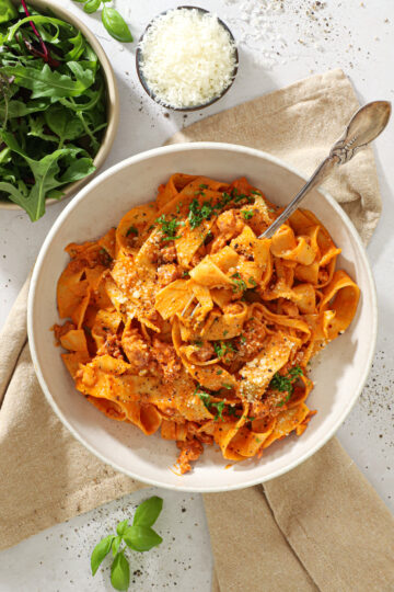 Cremet pasta med salsiccia, fløde og tomat - Klar på 20 minutter