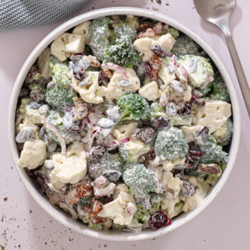 Broccoli-blomkålssalat med bacon - Nem og lækker salatopskrift