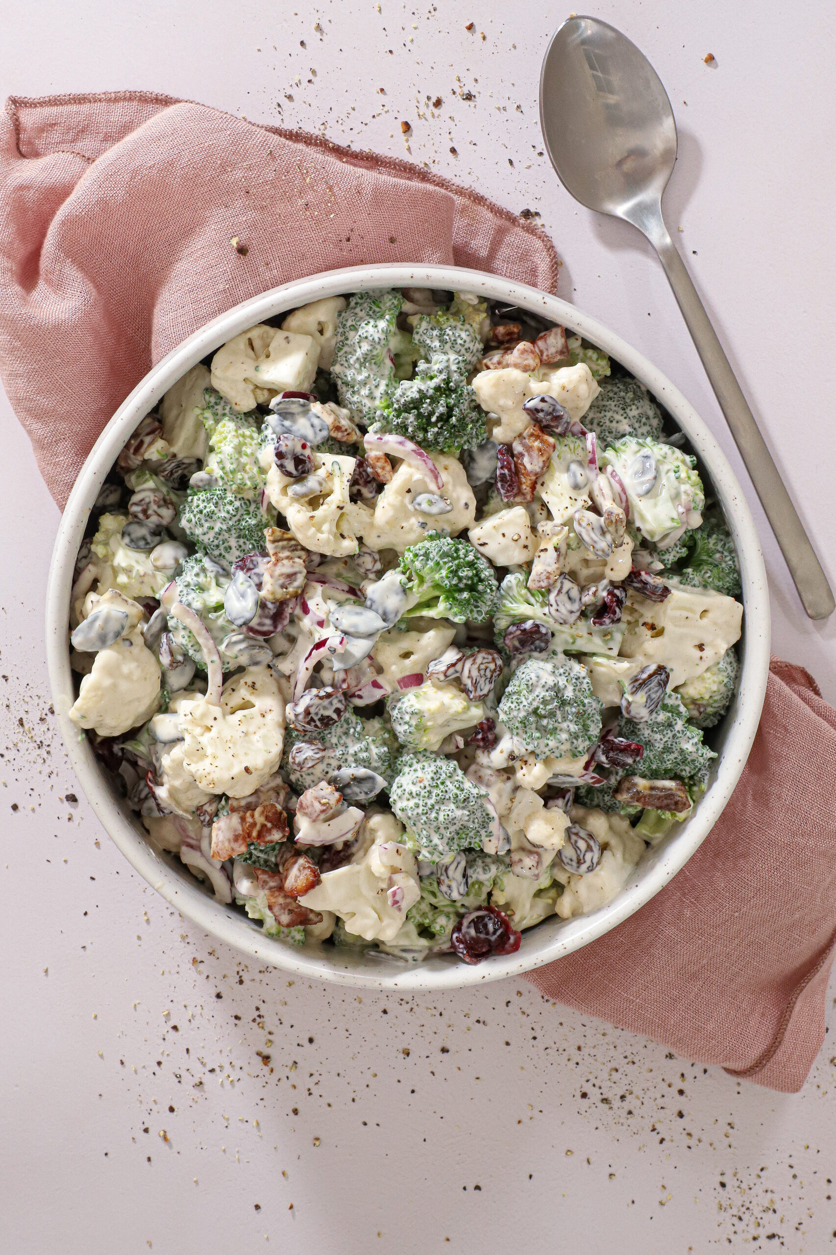 Broccoli-blomkålssalat med bacon - Nem og lækker salatopskrift