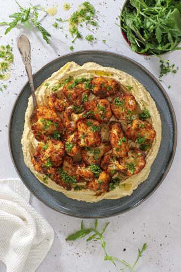 Krydret bagt blomkål med hummus - Nem og lækker opskrift