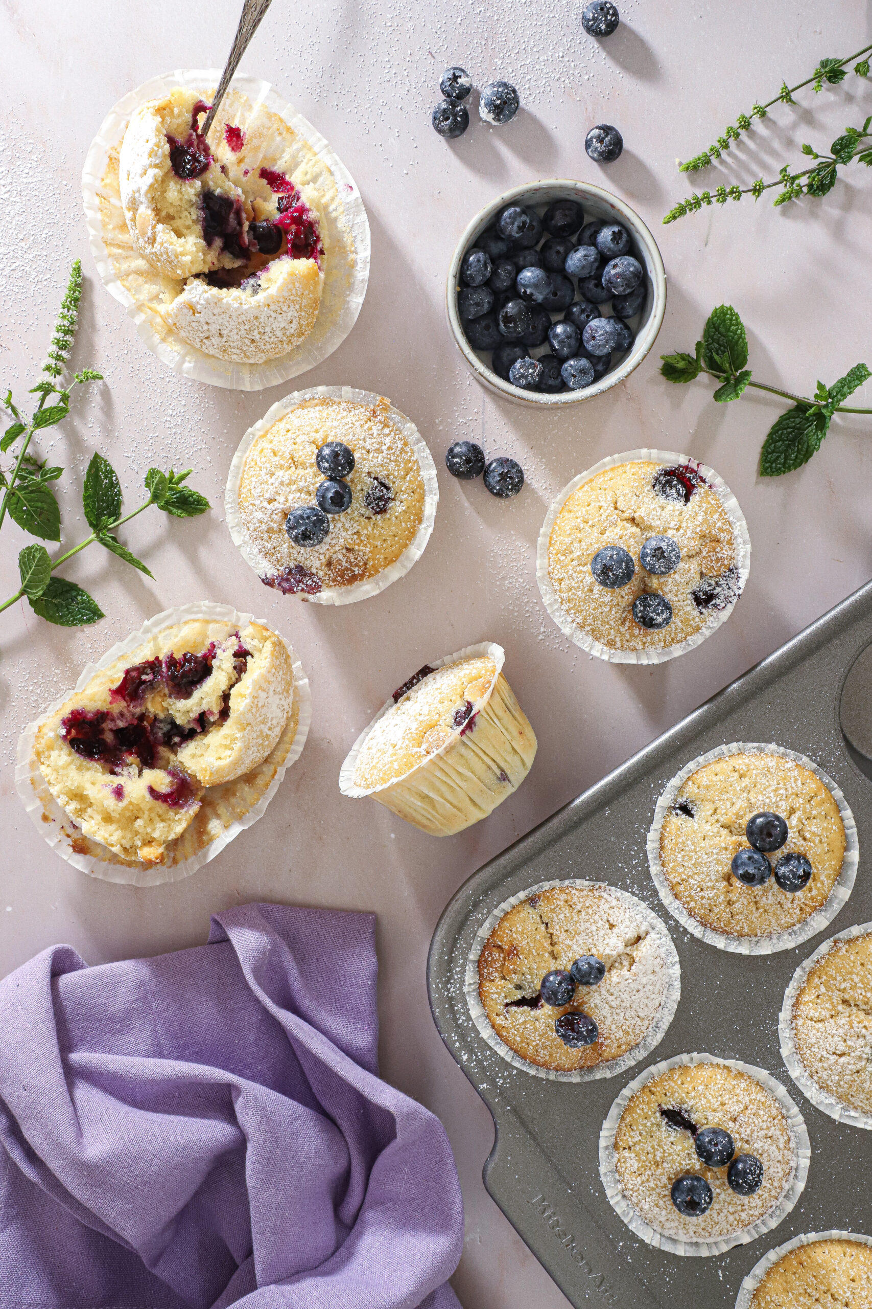 Blåbærmuffins med citron og hvid chokolade - Svampede og lækre