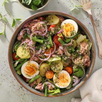 Salade Nicoise - Klassisk fransk måltidssalat med tun og vinaigrette