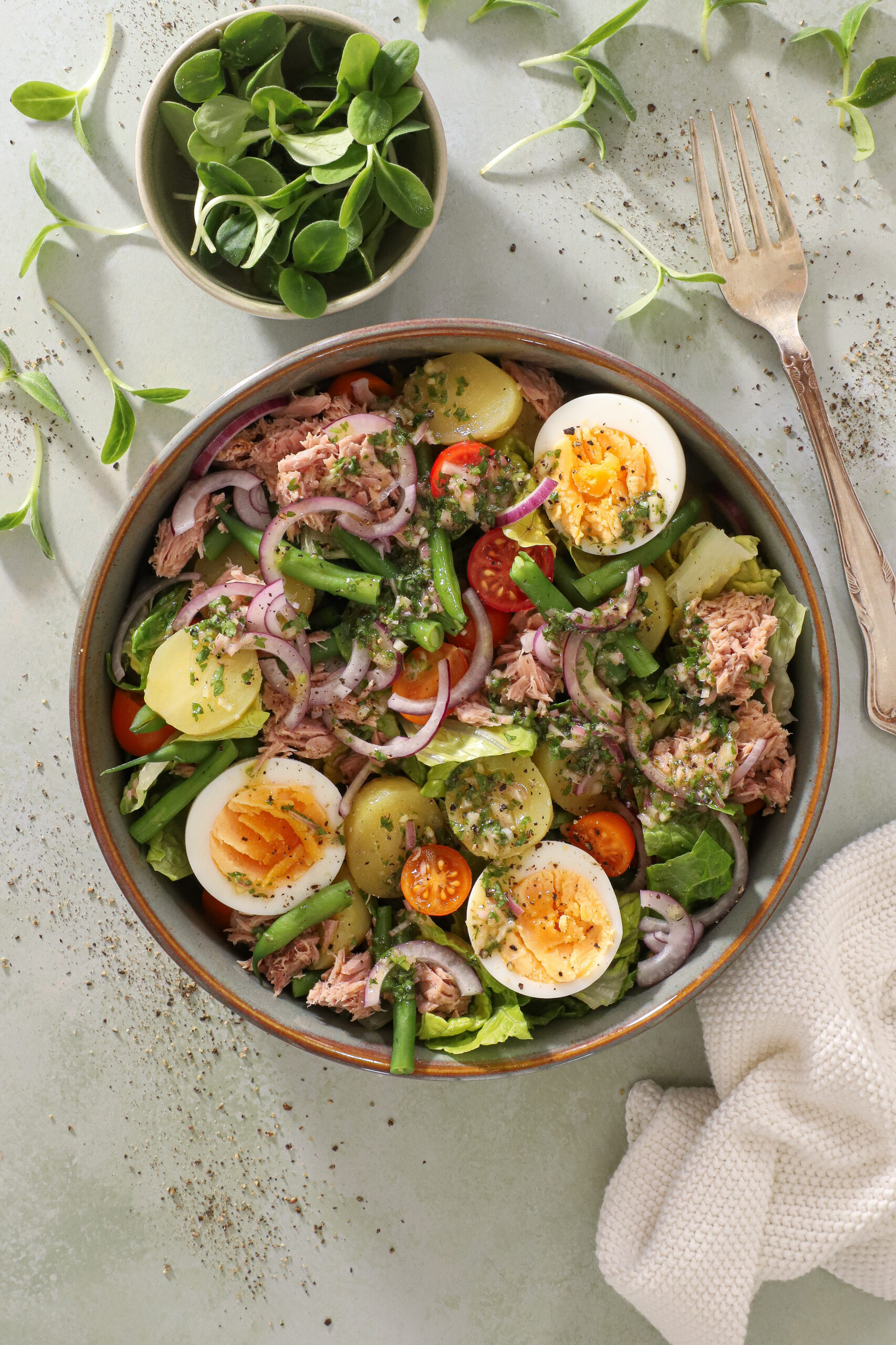 Salade Nicoise - Klassisk fransk måltidssalat med tun og vinaigrette
