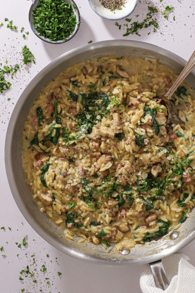Orzo med salsiccia og svampe – Cremet og smagfuld italiensk comfort food