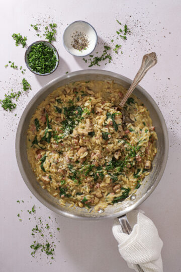 Orzo med salsiccia og svampe – Cremet og smagfuld italiensk comfort food