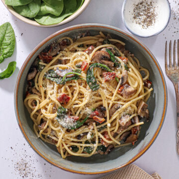 Pasta med svampe og soltørrede tomater - Nem og smagfuld opskrift