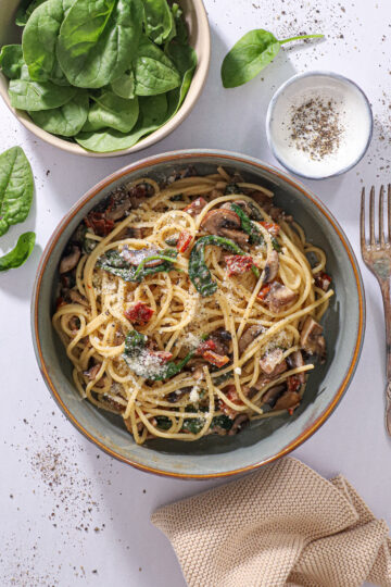 Pasta med svampe og soltørrede tomater - Nem og smagfuld opskrift
