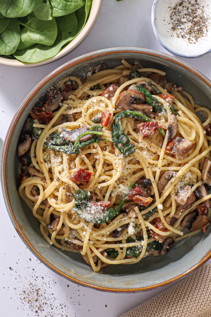 Pasta med svampe og soltørrede tomater - Nem og smagfuld opskrift