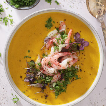 Karrysuppe med grøntsager og rejer - Cremet og fyldig opskrift