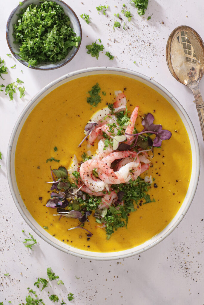 Karrysuppe med grøntsager og rejer - Cremet og fyldig opskrift