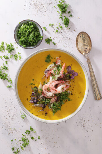 Karrysuppe med grøntsager og rejer - Cremet og fyldig opskrift