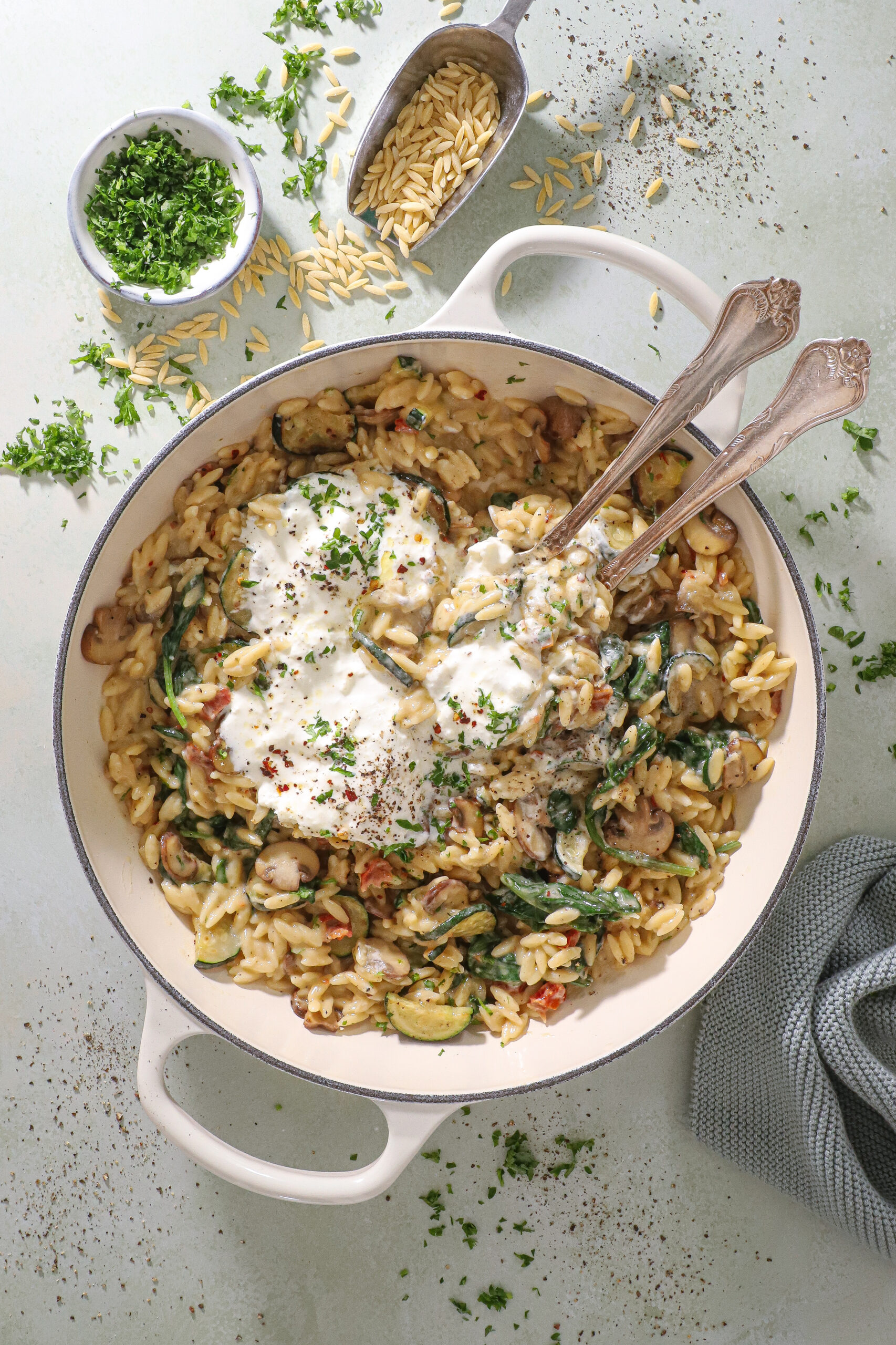 Orzo med svampe, squash og burrata - Vegetarisk opskrift