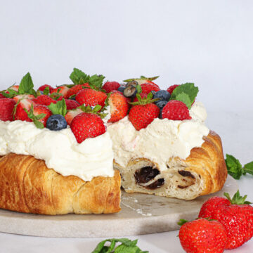Croissantkage med mascarponecreme og friske bær - Nem dessert