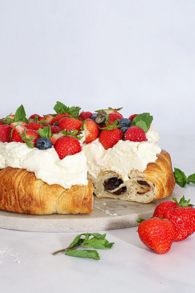 Croissantkage med mascarponecreme og friske bær - Nem dessert