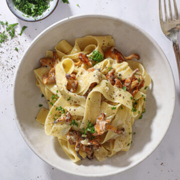 Pasta med kantareller, hvidvin og fløde – Nem pastaret med svampe