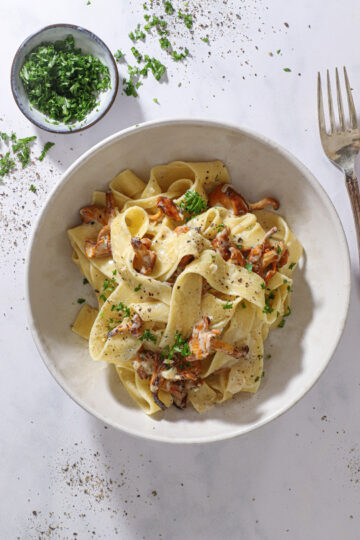 Pasta med kantareller, hvidvin og fløde – Nem pastaret med svampe