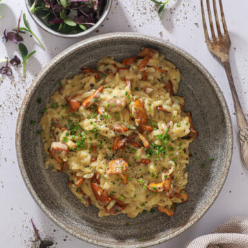 Cremet orzo med bacon og kanrateller - Nem efterårs ret