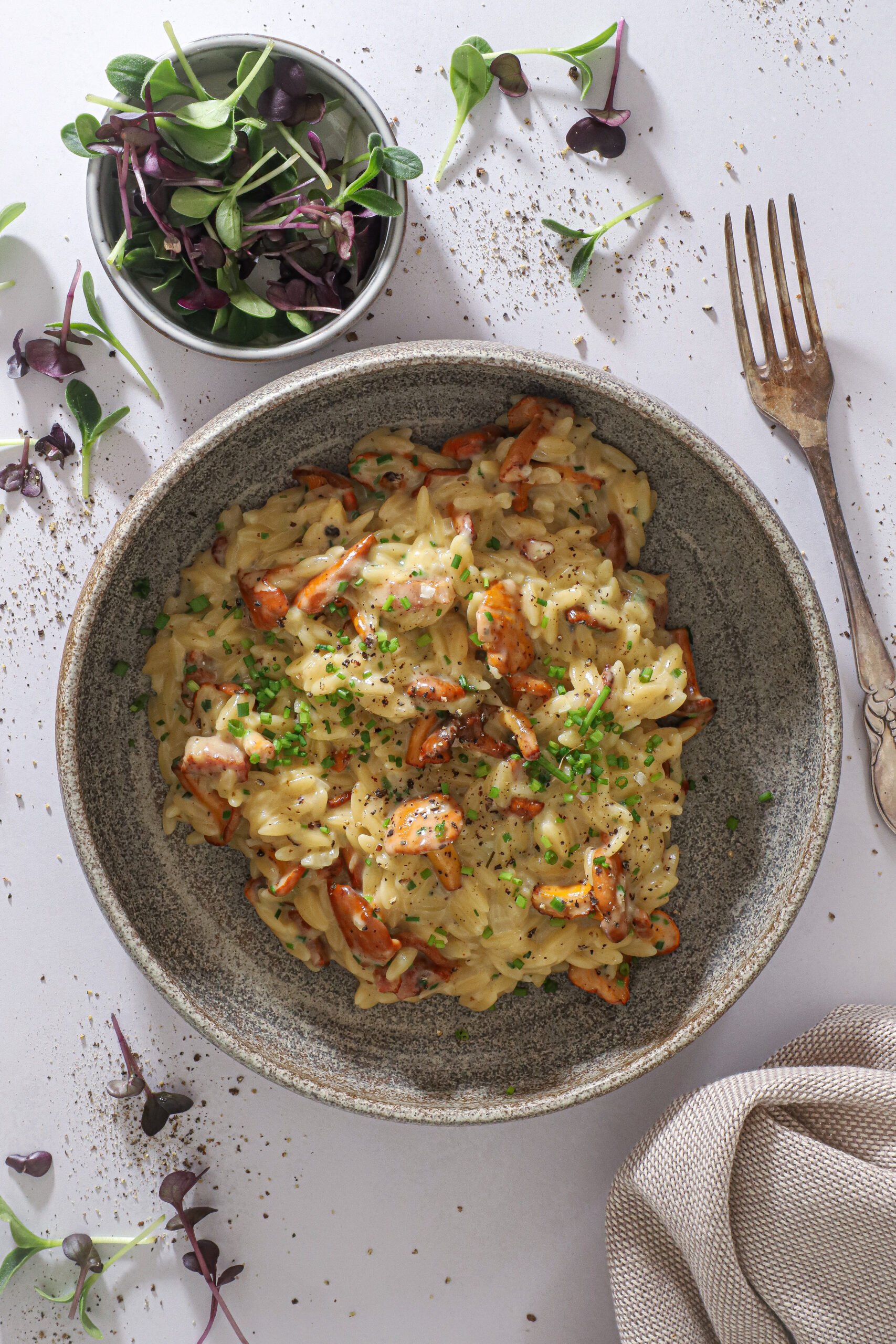 Cremet orzo med bacon og kanrateller - Nem efterårs ret