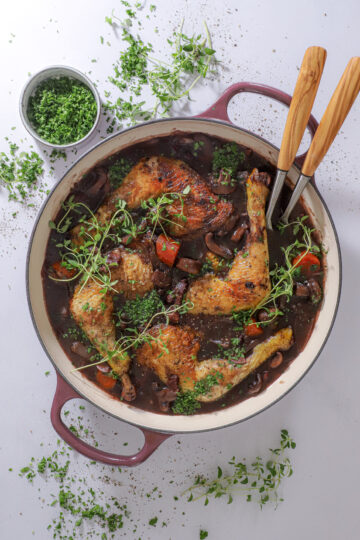 Coq au vin – Klassisk fransk simreret med rødvin og kylling